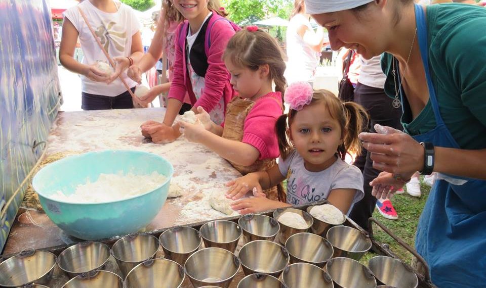 200 деца месиха хляб от лимец на фестивала “Семе българско”
