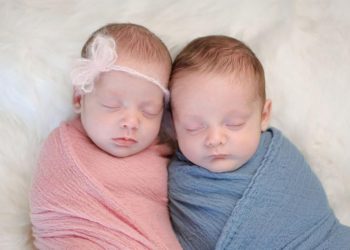 Юлайда и Кевин се родиха благодарение финансовата помощ на Община Севлиево МАЯ ГАНЕВА 	Юлайда и Кевин са последните засега ин витро бебета, родени с помощта на Общинската програма за финансиране на ин витро в Севлиево. Малките сладури проплакаха на 4 май. Добрата новина съобщиха в Общинската администрация лично щастливите родители на близначетата, които сами избраха да се родят преди Гергьовден. 	„Общинската програма за финансиране на ин витро процедури е прекрасен пример за отговорен подход и грижа за семейството. Затова съветът ни към всички севлиевци, които се борят за рожба, е да не се притесняват и да се възползват от тази невероятна възможност, която Община Севлиево им предоставя. А на малките Юлайда и Кевин пожелаваме много здраве, щастие и безгрижно детство“, казват от местната администрация.  	С Юлайда и Кевин ин витро бебетата, появили се на бял свят с финансовата инжекция на Община Севлиево, стават общо шест. Преди тях, на 18 декември 2017 г., се роди друга двойка близнаци – Християн и Велизар.  	20 000 лв. е лимитът, който Община Севлиево определи за ин витро подкрепа през тази година. За първи ин витро опит всяка двойка получава по 2000 лв., за втори опит – 1300 лв., а с по 800 лв. се подпомагат жените, които се подлагат на тежката процедура за трети път.