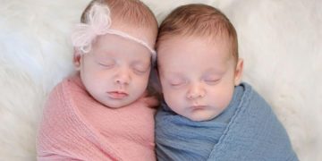 Юлайда и Кевин се родиха благодарение финансовата помощ на Община Севлиево МАЯ ГАНЕВА 	Юлайда и Кевин са последните засега ин витро бебета, родени с помощта на Общинската програма за финансиране на ин витро в Севлиево. Малките сладури проплакаха на 4 май. Добрата новина съобщиха в Общинската администрация лично щастливите родители на близначетата, които сами избраха да се родят преди Гергьовден. 	„Общинската програма за финансиране на ин витро процедури е прекрасен пример за отговорен подход и грижа за семейството. Затова съветът ни към всички севлиевци, които се борят за рожба, е да не се притесняват и да се възползват от тази невероятна възможност, която Община Севлиево им предоставя. А на малките Юлайда и Кевин пожелаваме много здраве, щастие и безгрижно детство“, казват от местната администрация.  	С Юлайда и Кевин ин витро бебетата, появили се на бял свят с финансовата инжекция на Община Севлиево, стават общо шест. Преди тях, на 18 декември 2017 г., се роди друга двойка близнаци – Християн и Велизар.  	20 000 лв. е лимитът, който Община Севлиево определи за ин витро подкрепа през тази година. За първи ин витро опит всяка двойка получава по 2000 лв., за втори опит – 1300 лв., а с по 800 лв. се подпомагат жените, които се подлагат на тежката процедура за трети път.