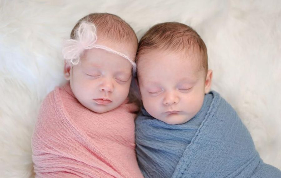 Юлайда и Кевин се родиха благодарение финансовата помощ на Община Севлиево МАЯ ГАНЕВА 	Юлайда и Кевин са последните засега ин витро бебета, родени с помощта на Общинската програма за финансиране на ин витро в Севлиево. Малките сладури проплакаха на 4 май. Добрата новина съобщиха в Общинската администрация лично щастливите родители на близначетата, които сами избраха да се родят преди Гергьовден. 	„Общинската програма за финансиране на ин витро процедури е прекрасен пример за отговорен подход и грижа за семейството. Затова съветът ни към всички севлиевци, които се борят за рожба, е да не се притесняват и да се възползват от тази невероятна възможност, която Община Севлиево им предоставя. А на малките Юлайда и Кевин пожелаваме много здраве, щастие и безгрижно детство“, казват от местната администрация.  	С Юлайда и Кевин ин витро бебетата, появили се на бял свят с финансовата инжекция на Община Севлиево, стават общо шест. Преди тях, на 18 декември 2017 г., се роди друга двойка близнаци – Християн и Велизар.  	20 000 лв. е лимитът, който Община Севлиево определи за ин витро подкрепа през тази година. За първи ин витро опит всяка двойка получава по 2000 лв., за втори опит – 1300 лв., а с по 800 лв. се подпомагат жените, които се подлагат на тежката процедура за трети път.