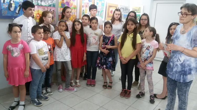 Пъстри детски фантазии подредиха в изложба в читалище “Развитие”