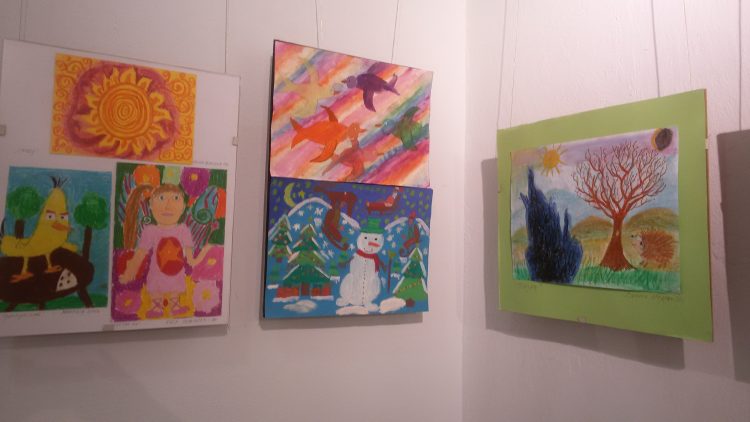 Пъстри детски фантазии подредиха в изложба в читалище “Развитие”