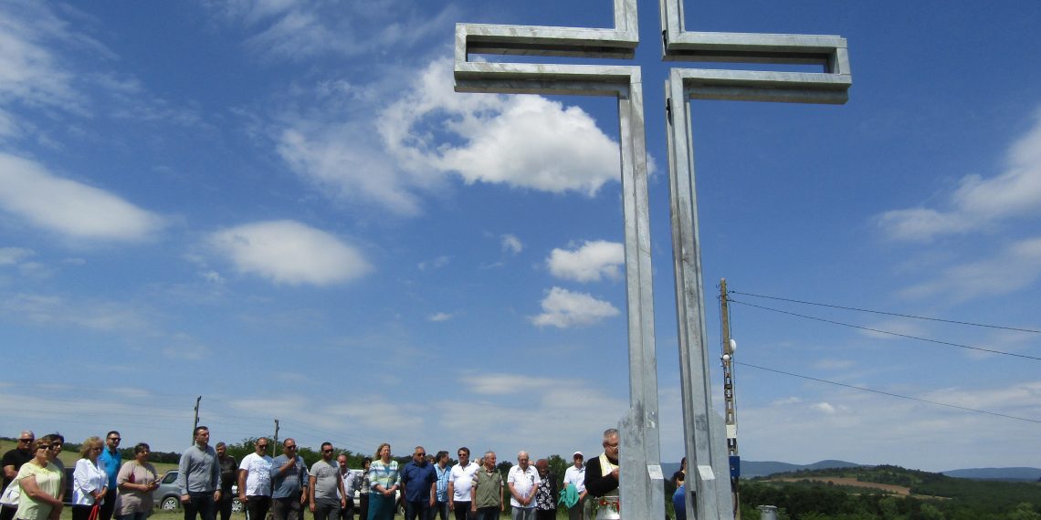 Свещен кръст доближи до Бога жителите на Горна Росица