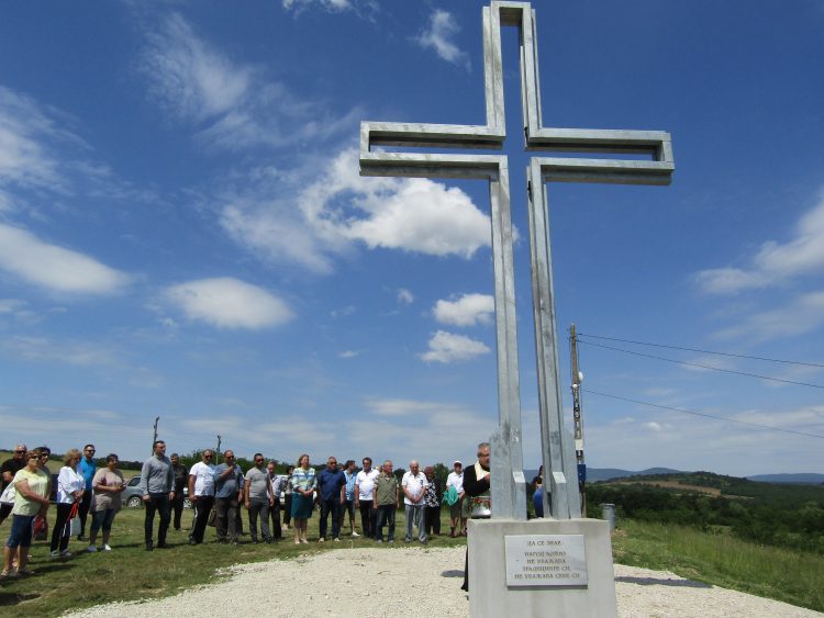 Свещен кръст доближи до Бога жителите на Горна Росица