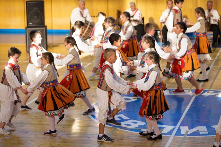 Магията на българския фолклор представиха децата от ансамбъл “Развитие”