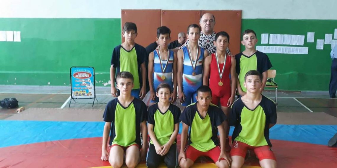 2 златни и бронзово отличие за борците от Разград