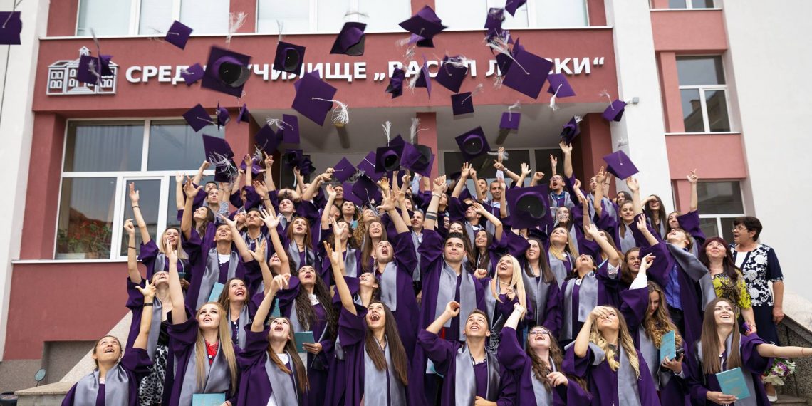 Зрелостниците в СУ “Васил Левски” облякоха тоги за дипломирането си