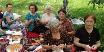 На седянка с куки и шарени кълбета