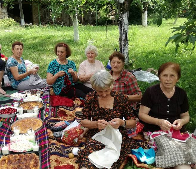 На седянка с куки и шарени кълбета