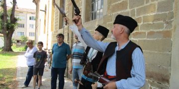 С оръжеен паметен залп почетоха 142-та годишнина от обесването на Стефан Пешев