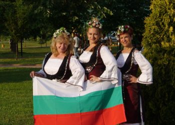 Песните на трио “Звън” радват мало и голямо из цяла България