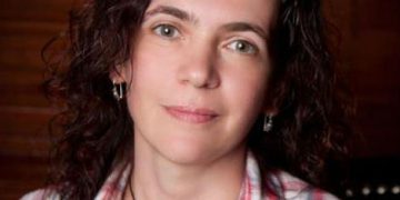 Градската библиотека представя  Ивинела Самуилова и нейните “Пътеписи за душата на България”