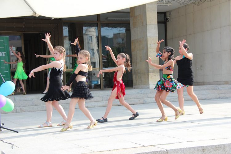 Шарен весел празник усмихна севлиевчета