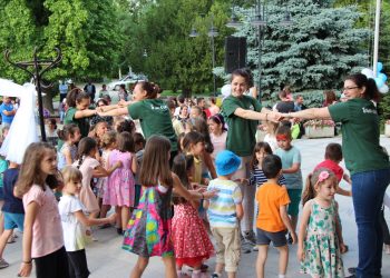Шарен весел празник усмихна севлиевчета