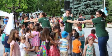 Шарен весел празник усмихна севлиевчета