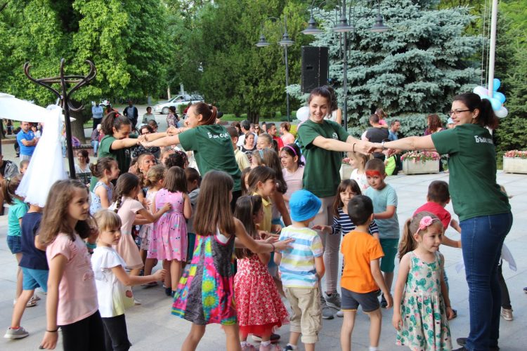 Шарен весел празник усмихна севлиевчета