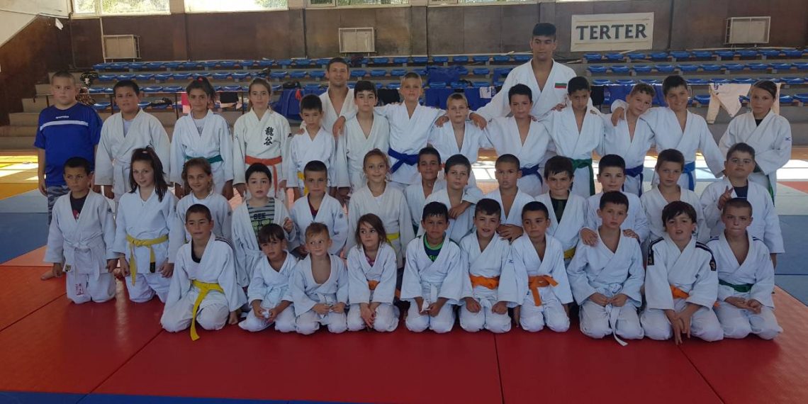 Джудистите на “Раковски” тренираха на лагер в Троян