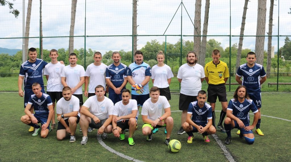 Стажанти срещу служители мериха сили в приятелски футболен мач