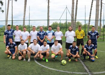 Стажанти срещу служители мериха сили в приятелски футболен мач