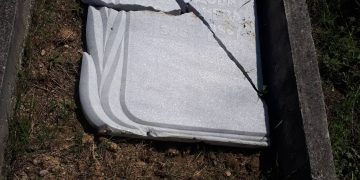 Мъже на 22 и 25 години оскверниха мюсюлмански и християнски гробове в Градница