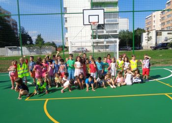 Забавление с щури игри, песни и танци на новото мултифункционално игрище