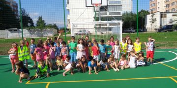 Забавление с щури игри, песни и танци на новото мултифункционално игрище