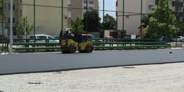 Напредва строежът на мултифункционалното игрище в Южния комплекс