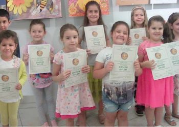 Дипломи за художниците на Русинова от международната изложба