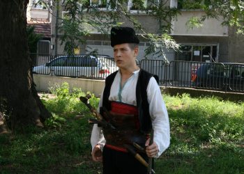 Цветя на признателност отрупаха руските гробници