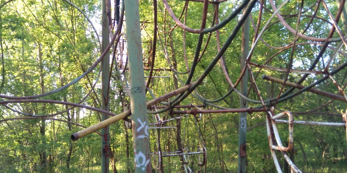 Опасно виенско колело тъне в забвение и храсталаци в парк “Черничките”