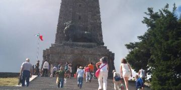 Обявиха състезание за изкачване стълбите към Шипка, тече записване