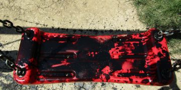 С машинно масло омазаха детски люлки