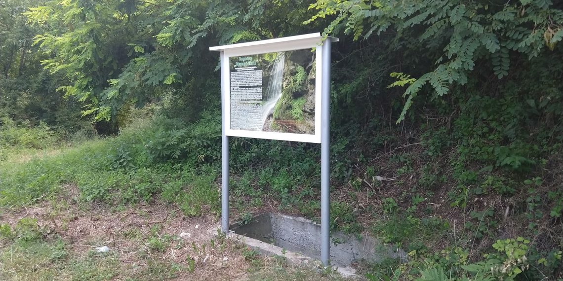 Информационна табела на пътя за Младен разказва легендата за водопада Марин скок