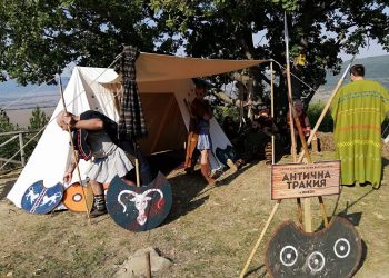 Варвари завзеха средновековния Хоталич