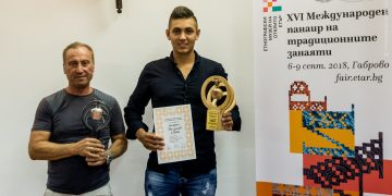 Каменоделецът Петър Петров спечели Сребърната хлопка от Майсторската надпревара в Етър