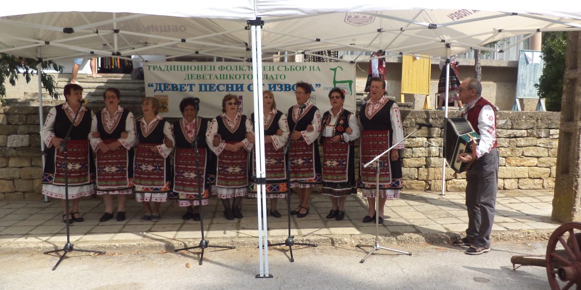 Самодейките от Крамолин с участие в “Девет песни от извора”