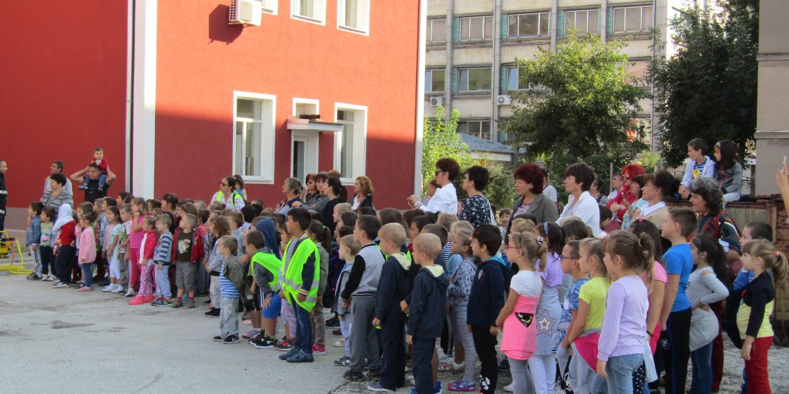 Малчугани от детските градини се запознаха с професията огнеборец