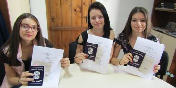 Йозлем, Ивeлина и Преслава получиха първите си трудови книжки от стажантската програма на в.”Росица”