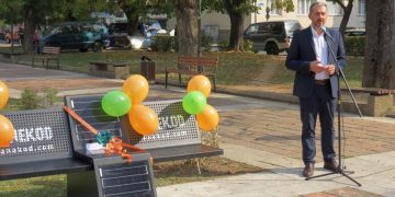 Соларни пейки за почивка и зареждане на телефон – вече и в Севлиево