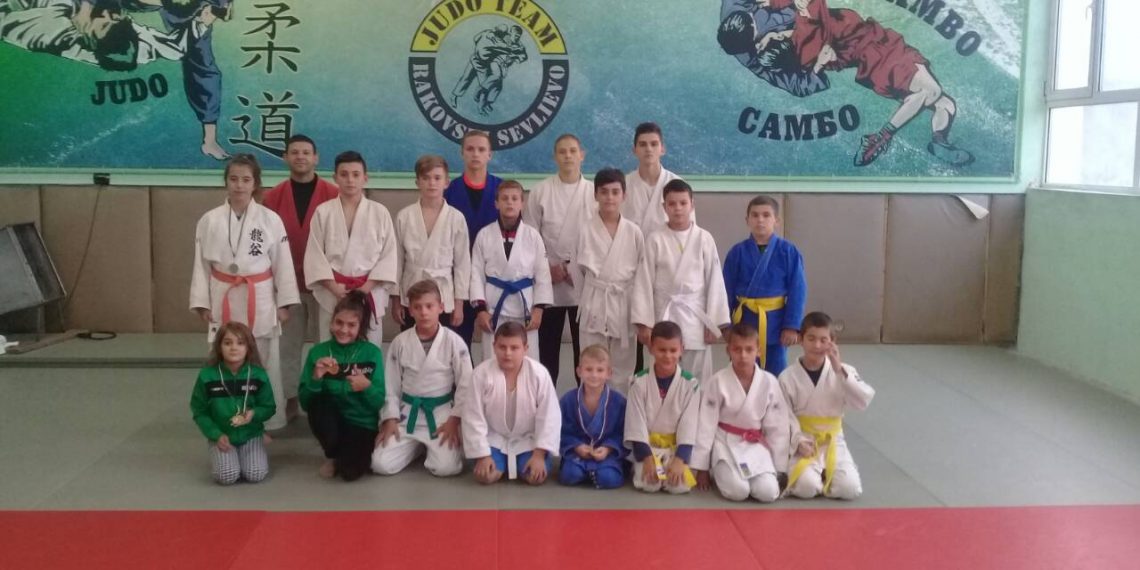 8 медала и отборно трето място за джудистите от Купа “Габрово”