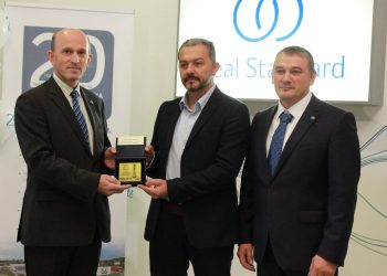 ”Идеал Стандарт” получи плакет на Община Севлиево по случай 20 години от откриването на завода