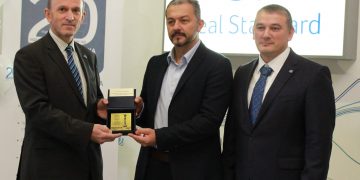 ”Идеал Стандарт” получи плакет на Община Севлиево по случай 20 години от откриването на завода