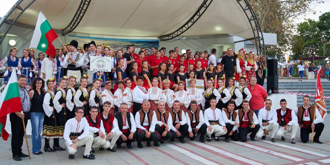 Игриви, скокливи, тропливи на “Фолклорни нюанси” в Китен