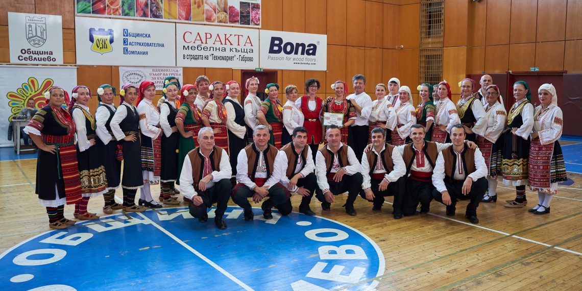 Хора виха в “Голямото танцуване” участниците в събора “Северняшки гайтани”