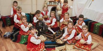 Край бащиното огнище малчуганите от “Слънце” пресъздадоха християнските традиции