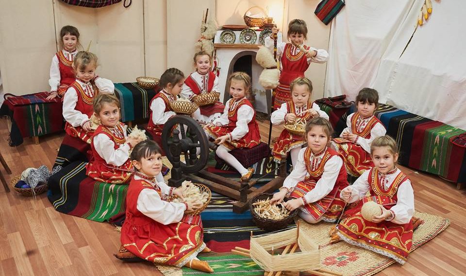 Край бащиното огнище малчуганите от “Слънце” пресъздадоха християнските традиции