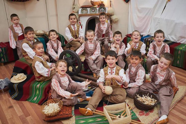 Край бащиното огнище малчуганите от “Слънце” пресъздадоха християнските традиции