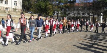 С димящи скари, народна музика и танци събор празнуваха добромирчани