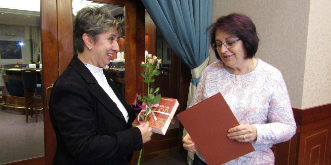 Училищно настоятелство трогна с мил жест на признание учителите пенсионери – будители