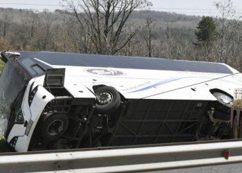 Автобус пропадна в канавка на главния път край Севлиево